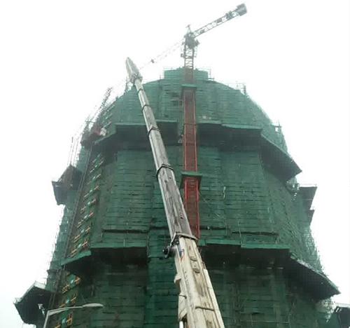 鄂托克前吊车在工地上作业
